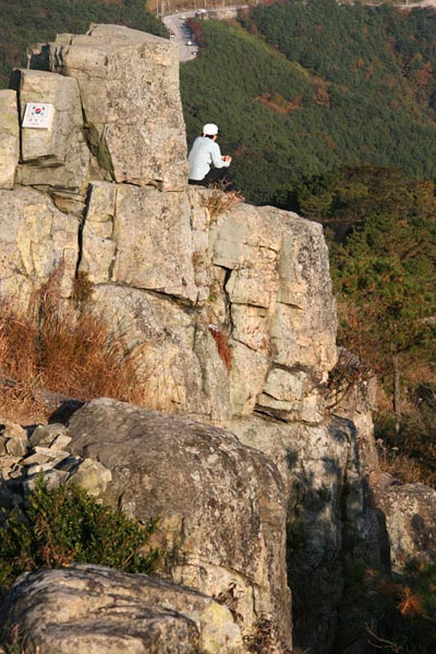 정상의 표지석. 태극기와 함께 '황령산 427m'라고 표시되어 있다. 